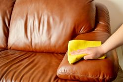 Produtos e substâncias que DEVEM ficar longe do seu sofá de couro legítimo!